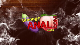 Kira Thorn szűk popsija megkettyintve
