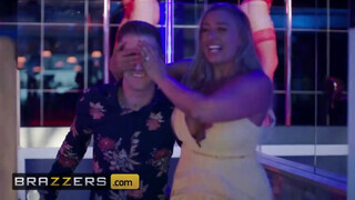 Brazzers - Blanche Bradburry kedveli a gigászi pélót