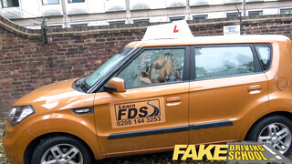 Fake Driving School - Tini lány az oktatóval kúr