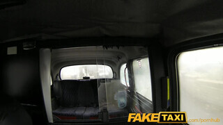 FakeTaxi - tetovált bige megdöngetve a hátsó ülésen