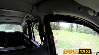 FakeTaxi még a sofőr popsiját is kinyalja a lány