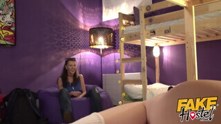 Három leszbi maca kényezteti egymást - Fake Hostel