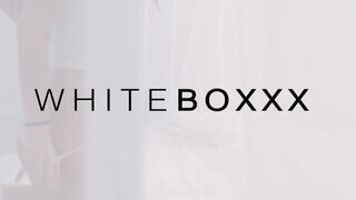 WHITEBOXXX - Vanessa Decker gyengéden kupakol