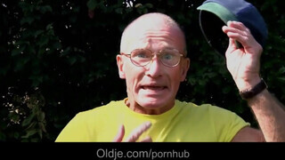 Öreg tata popó lyukba keféli a csábító tinit