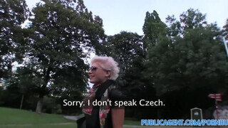 PublicAgent - lezbi maca hagyja magát megbaszni