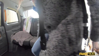 Fake Taxi - Kicsike cickós fiatal csaj lovagol