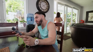 BANGBROS - Crystal Chase a méretes tőgyes dél amerikai csajszika