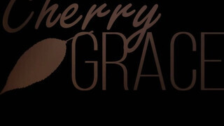 Cherry Grace hátra bilincselt kézzel lovagol