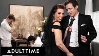 Fullos tetkós gilf Ruby Lynne rajtakapva baszás közben temetésen!
