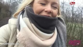 Forró tini csajszika kerékpáron dörzsöli lucskos puncáját