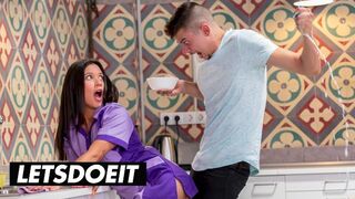 A gyönyörű szobalány Jade Presley kitakarít és leszopja a méretes faszkat a forró szálláson