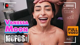 Karcsú fekete Vanessa Moon megküzd jmac óriási farkával minden pózban