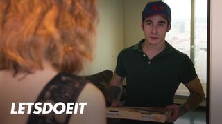 Megcsaló bulkesz Arian Joy először a barátját baszogatja, aztán a kézbesítő pasas megdugja jól