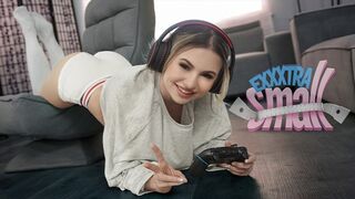 Kicsike tini nőci Aria Banks elkapja magas mostohabátyját Chris Epicet, aki a szobájában veri a rúdja