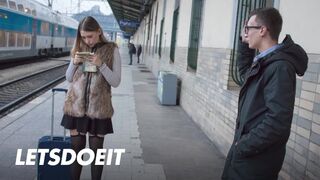 Selvaggia tini lány felfogta Charlie Dean termetes faszát egy gyors pov dugásra