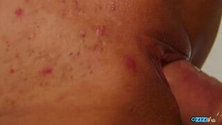 Óriási fenekű vörös tini ugrál brutális fészen mélytorok cumizás után