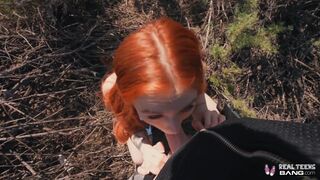 Csábító vörös tini Madi Collins kibelezi a puncáját és keményen megdugja a óriási dákója