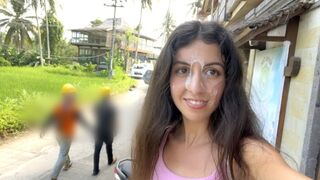 Aranyos tini csaj nyaldossa a hamburgerét az arcára fröccsent ondó közben közkifőzdében