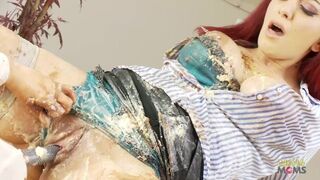 Vörös hajú barinő születésnapi lesbi vadulása óriási cickós barna hajú milf-fel