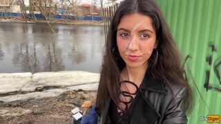 Spermafriss bige sétál a parkban, arcán a forró fröccsenéssel