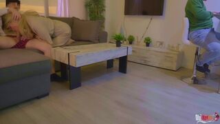 Mostohaanya leszopja a nevelő fia farkát és ánuszba kefélik a férje háta mögött