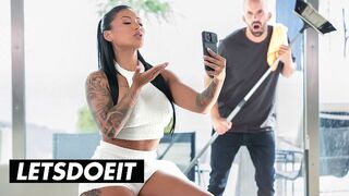Bájos Dél Amerikai MILF Mariana Martix Keményen Meghágva az Asszisztens által a LetsDoeIt Csatornán