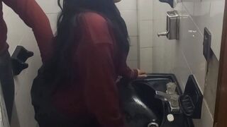 Tini kolumbiai diákok vad kúrása a fürdőben kolesz előtt