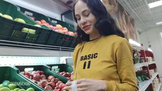 Meghívok egy idegen macát a piacról, és vad dugás lesz belőle