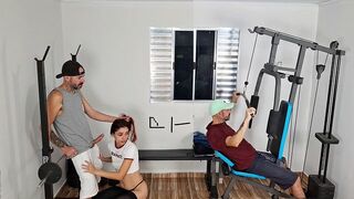 Exkluzív! házaspár keményen megbassza férjét hátulról az edzőteremben!