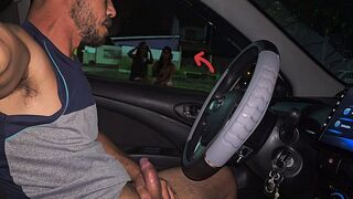 Utcai infó dupla szexi csajjal a buszmegállóban!