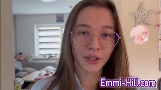 Kinti spriccelés! 18 éves vékony tini kufircolja óriási punciját a szabadban, amíg el nem élvez