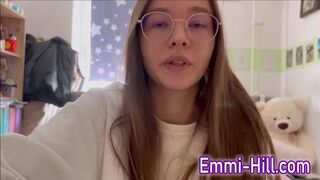 Tini kéjhölgy keményen ujjazza magát és spriccel!