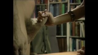 Arcra ülő dominatrix öklözi a rabszolga popókáját miközben megdugja