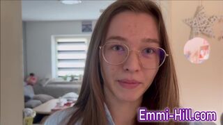 Édeshármas fröccsenés! vékony tini szuka orgazmusa